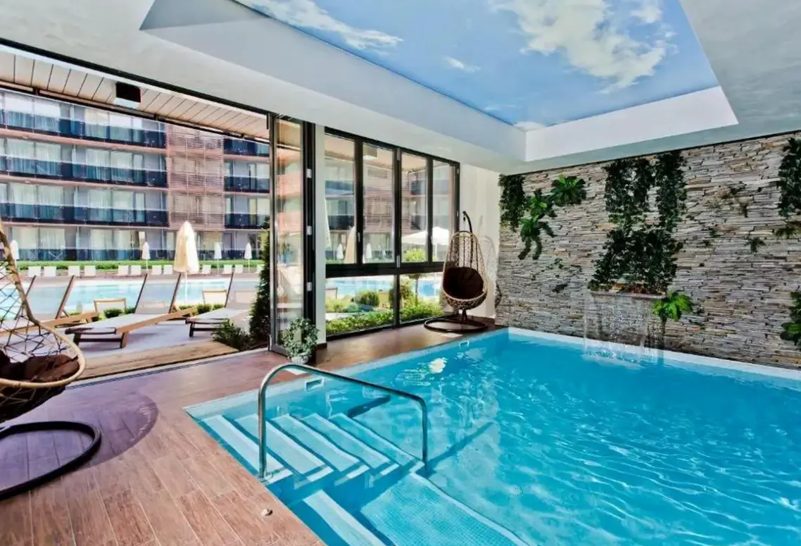 Basen w hotelu Galeon Residence & SPA
