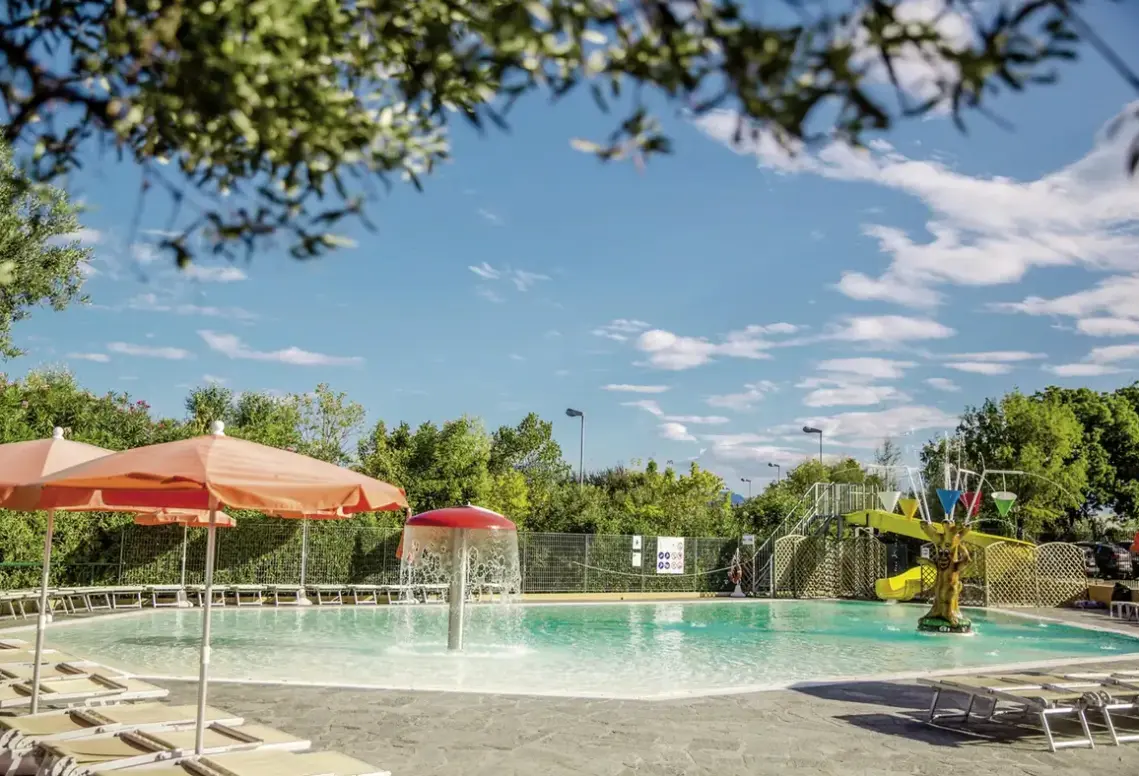 Basen w hotelu Garda Village