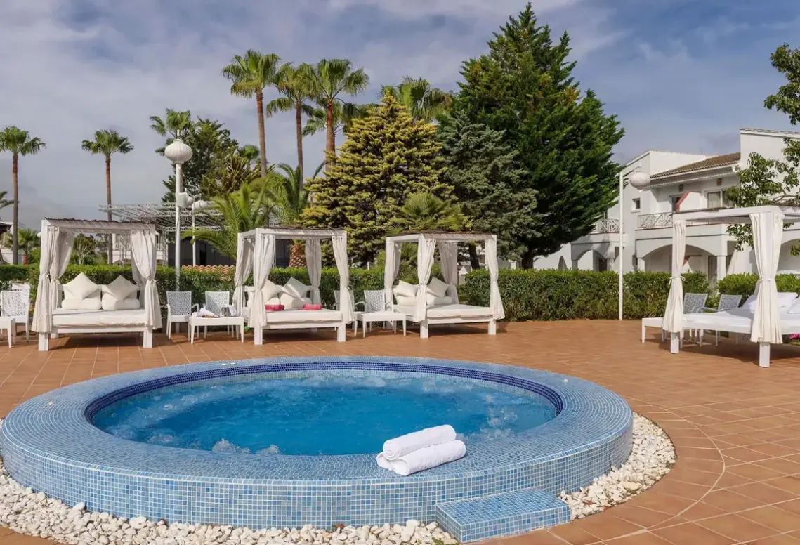 Basen w hotelu Garden Saladina (Playa de Muro)