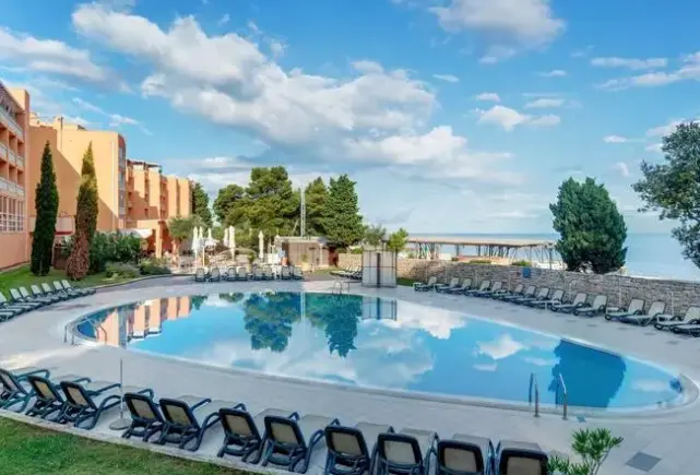 Basen w hotelu Garden Suites and Rooms Umag for Plava Laguna