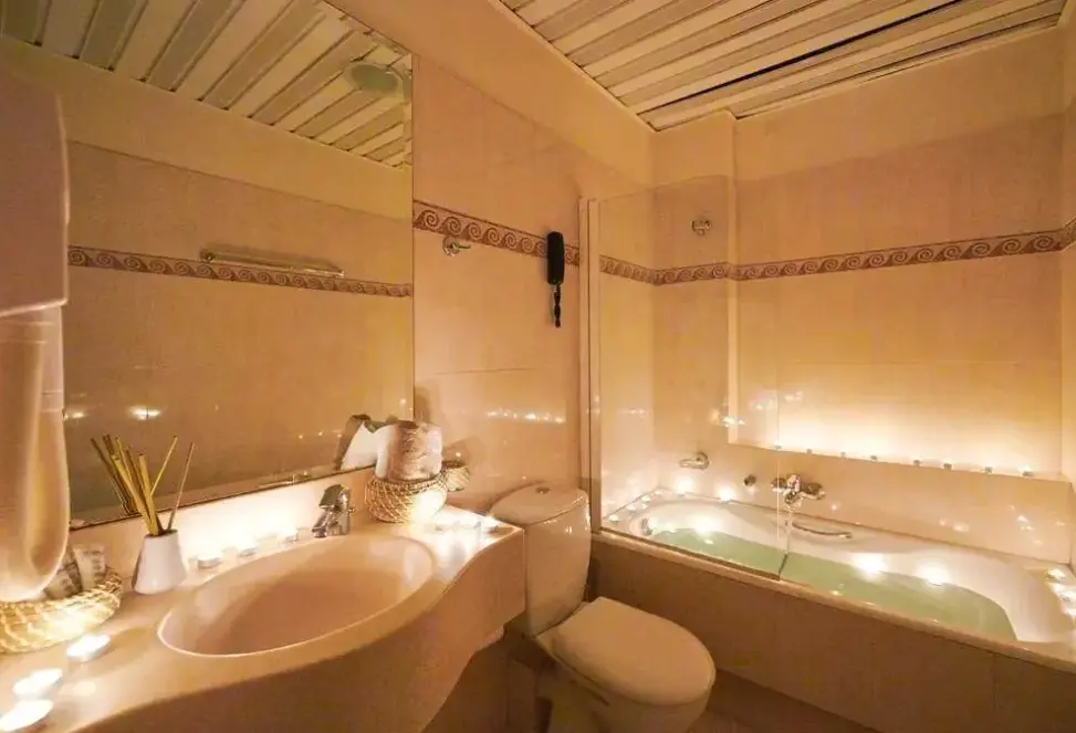 Łazienka w pokoju hotelu Golden City
