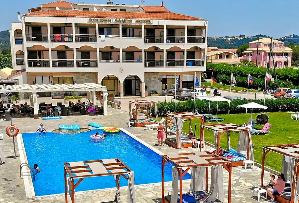 Basen w hotelu Golden Sands (Agios Georgios)