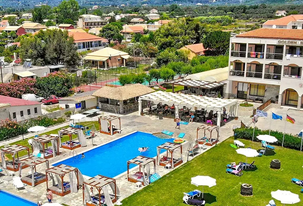 Basen w hotelu Golden Sands (Agios Georgios)