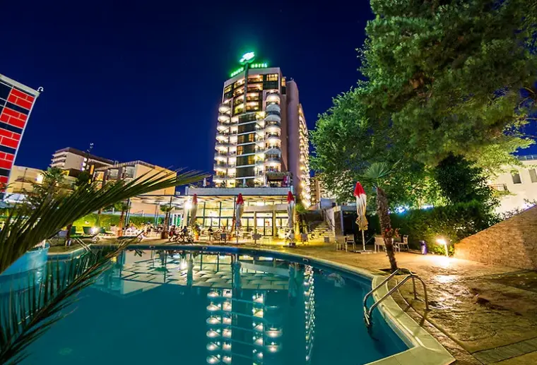 Basen w hotelu Grand Hotel (Sunny Beach)