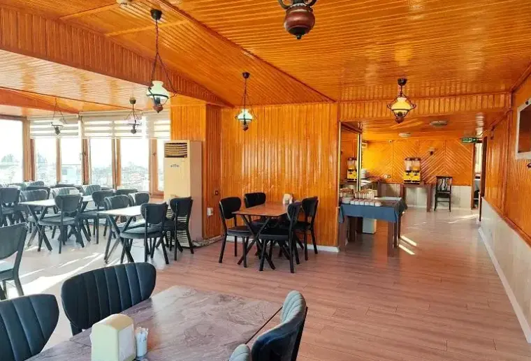 Restauracja i jedzenie w hotelu Grand Liza