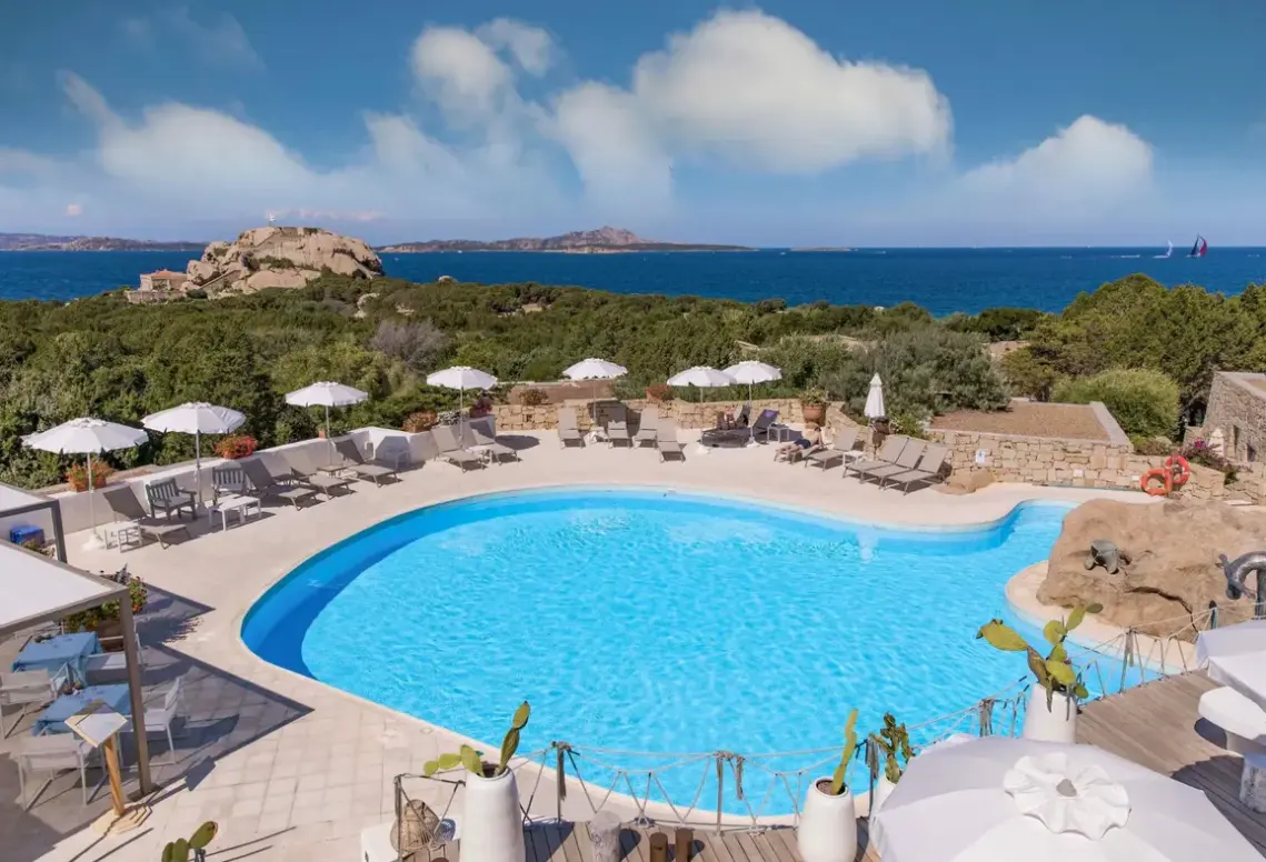 Basen w hotelu Grand Relais dei Nuraghi