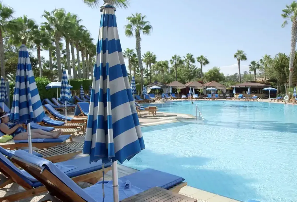Basen w hotelu Grand Resort (Limassol)