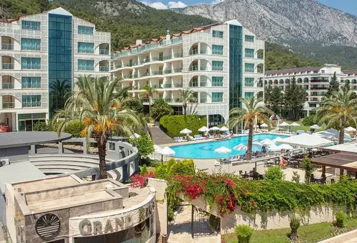 Basen w hotelu Grand Ring