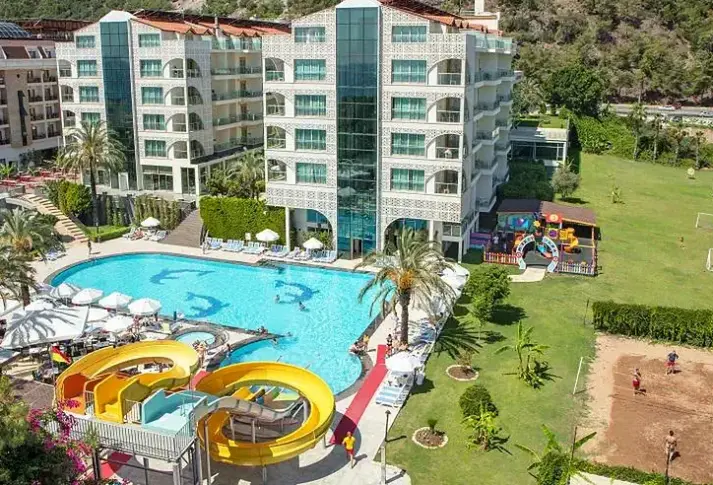 Basen w hotelu Grand Ring