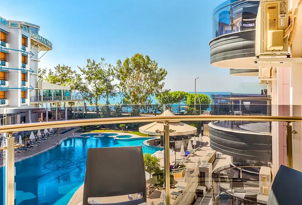 Basen w hotelu Grand Uysal