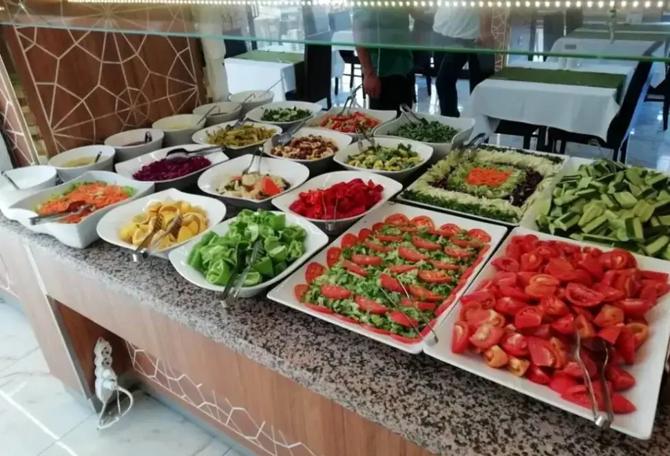 Restauracja i jedzenie w hotelu Green Life (Kestel)