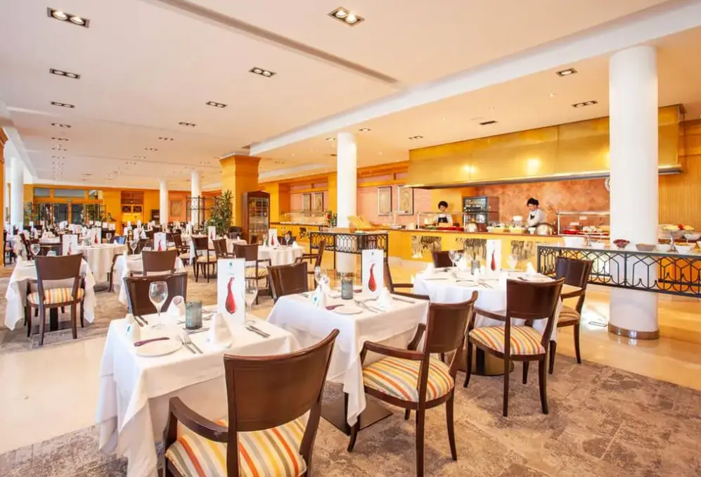 Restauracja i jedzenie w hotelu Grupotel Playa de Palma