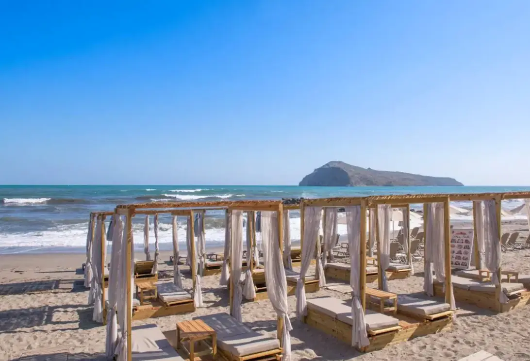Plaża przy hotelu Τhe Noverian Antama Beach