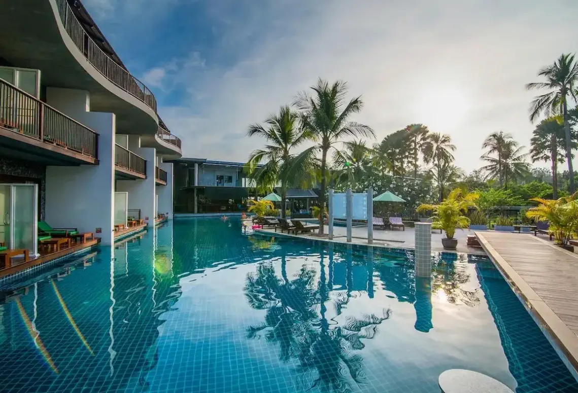 Basen w hotelu Holiday Ao Nang Beach Resort