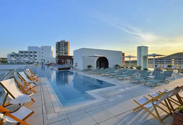 Basen w hotelu Innside Calvia Beach
