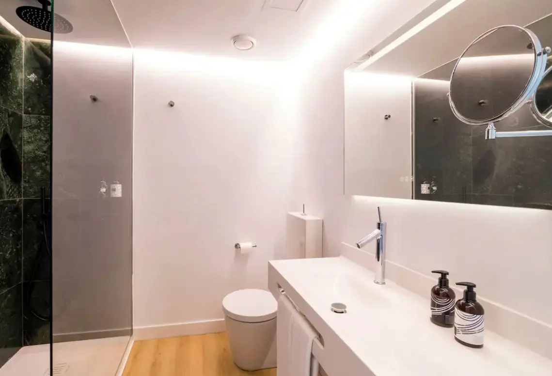 Łazienka w pokoju hotelu Innside Palma Center (ex. Tryp Palma de Mallorca)