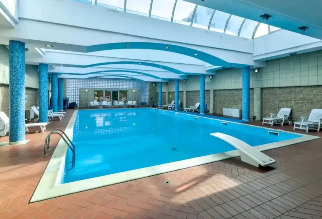 Basen w hotelu International Vlora
