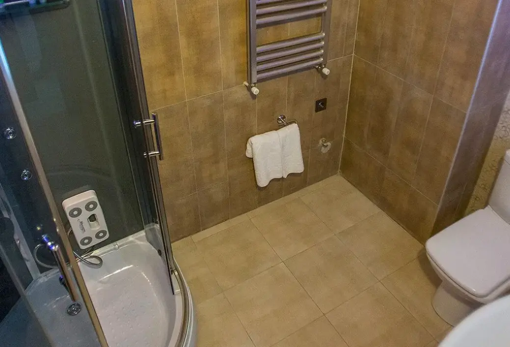 Łazienka w pokoju hotelu Ire Palace