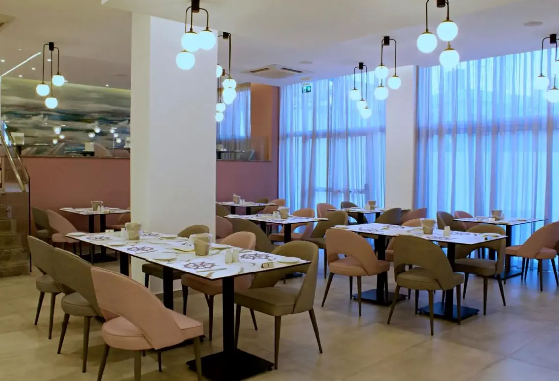 Restauracja i jedzenie w hotelu Kapetanios Bay