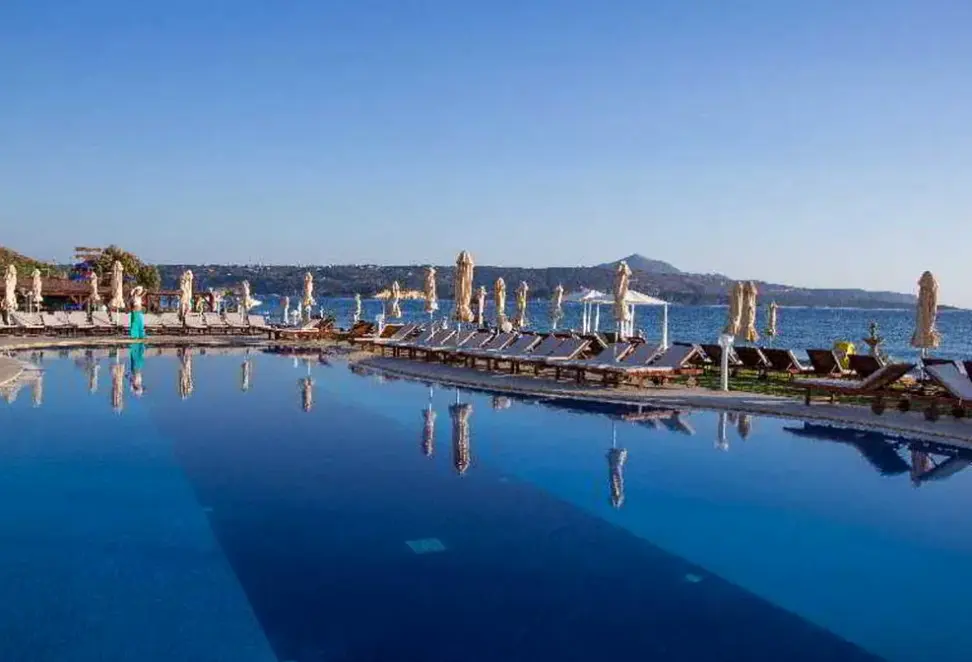 Basen w hotelu Kiani Beach