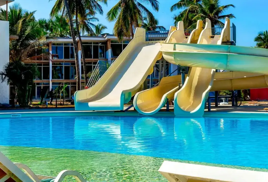 Basen w hotelu Kombo Beach
