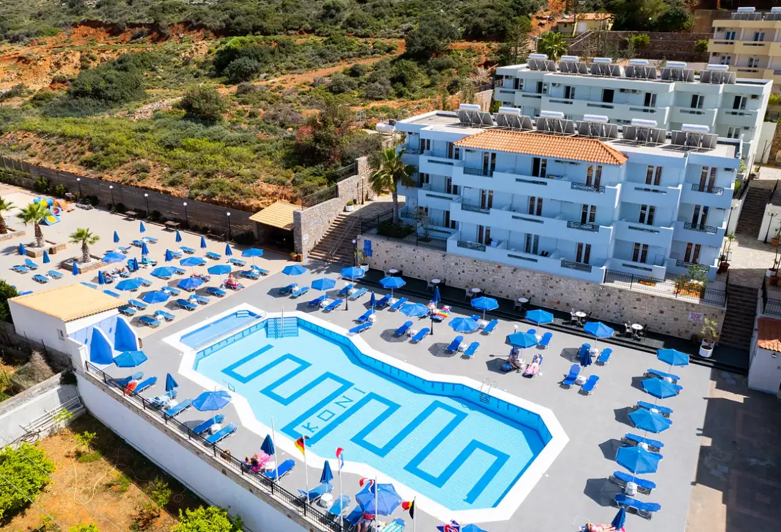 Basen w hotelu Koni Village