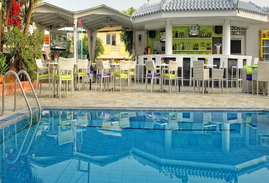 Basen w hotelu Kristalli