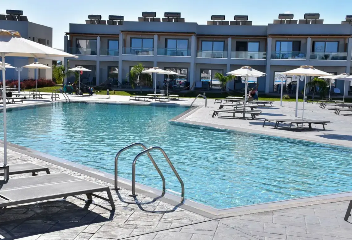 Basen w hotelu Lambi Resort