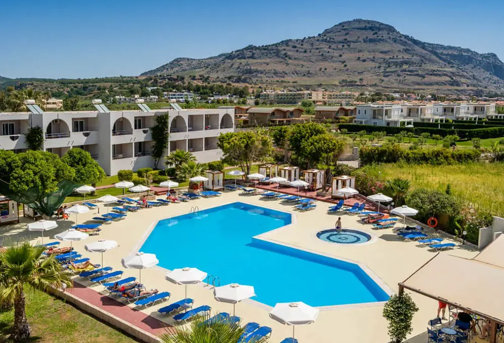 Basen w hotelu Lardos Bay