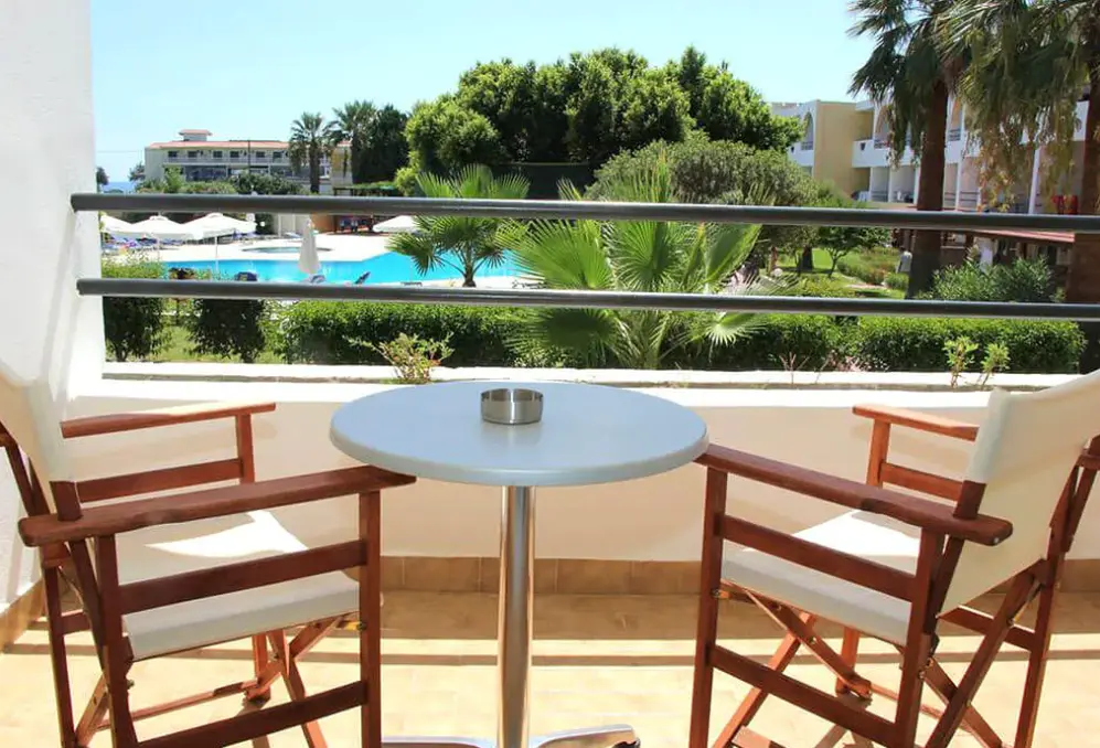 Basen w hotelu Lardos Bay