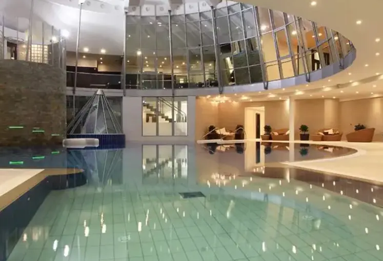 Basen w hotelu Le Meridien Lav (Podstrana)