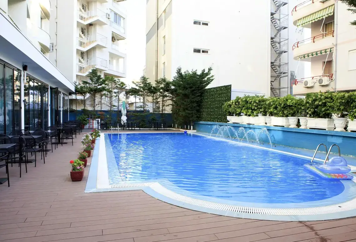 Basen w hotelu Leonardo (Durres)