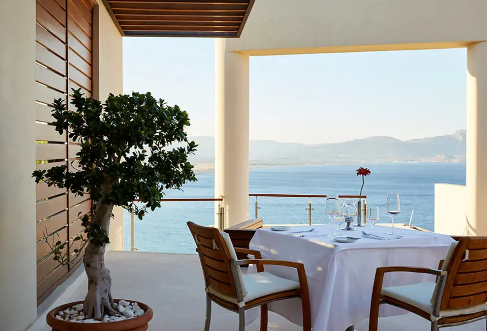 Restauracja i jedzenie w hotelu Lindos Blu Luxury