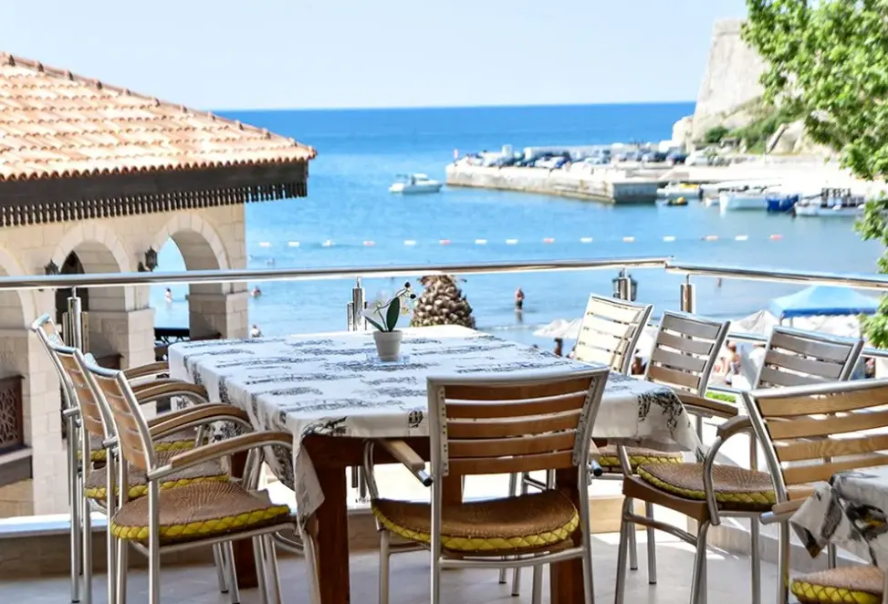 Restauracja i jedzenie w hotelu Mala Plaza
