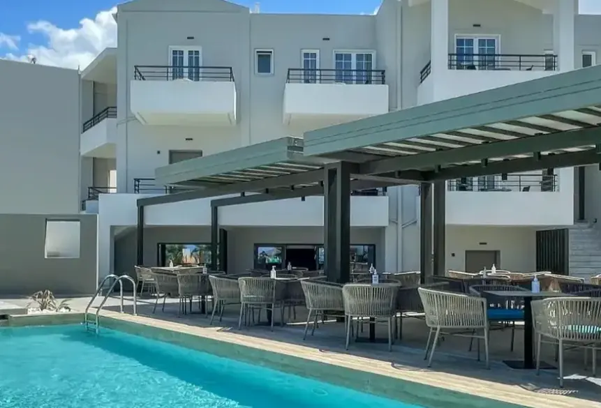 Basen w hotelu Mare Boutique (Georgioupolis)