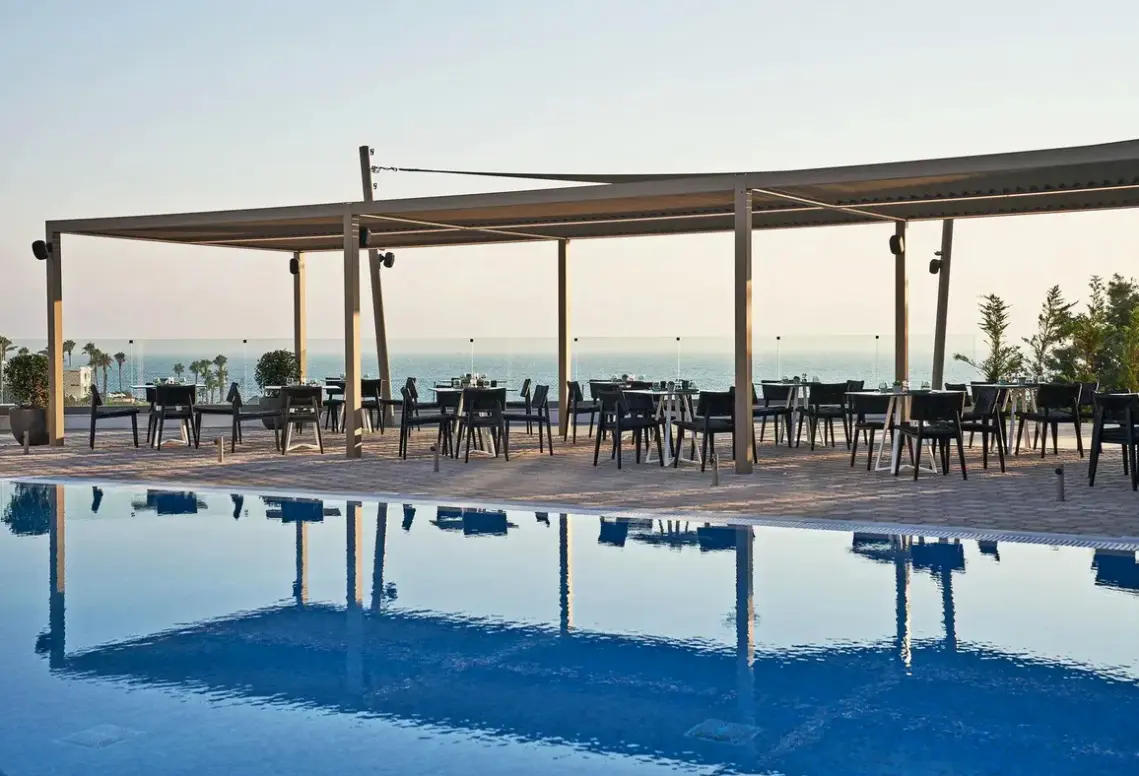 Basen w hotelu Mare Paphos