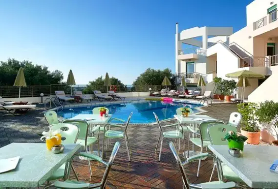 Basen w hotelu Mariamare Apartments (ex. Bella Vista)