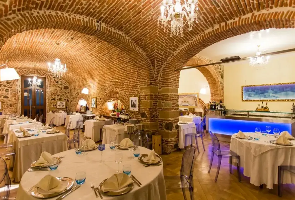 Restauracja i jedzenie w hotelu Mariano IV Palace