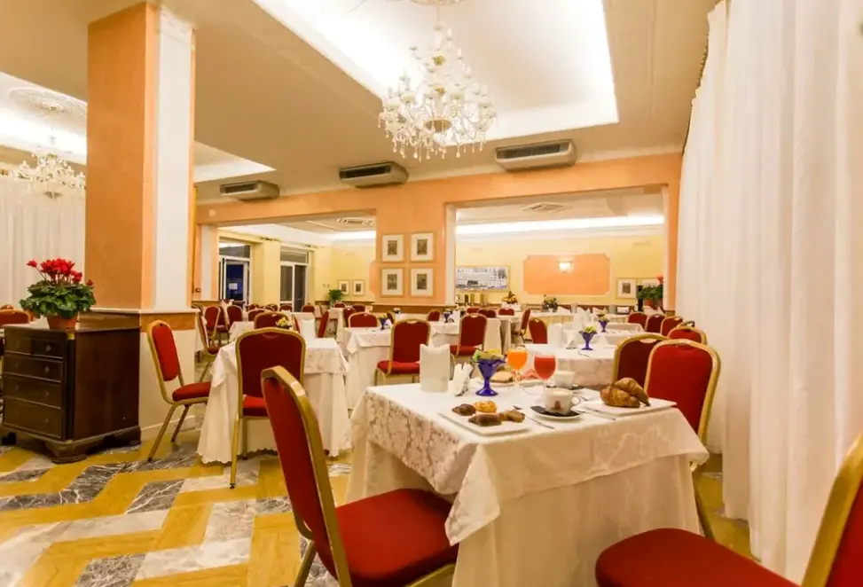 Restauracja i jedzenie w hotelu Mariano IV Palace