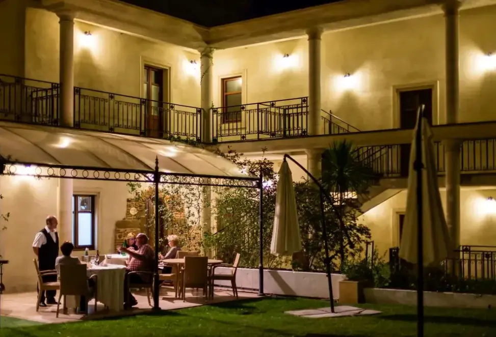 Restauracja i jedzenie w hotelu Mariano IV Palace