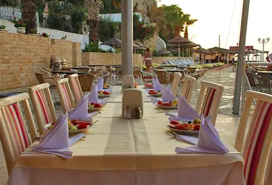 Restauracja i jedzenie w hotelu Marti Beach