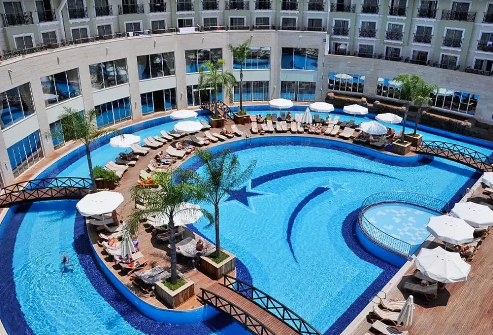 Basen w hotelu Meder Resort