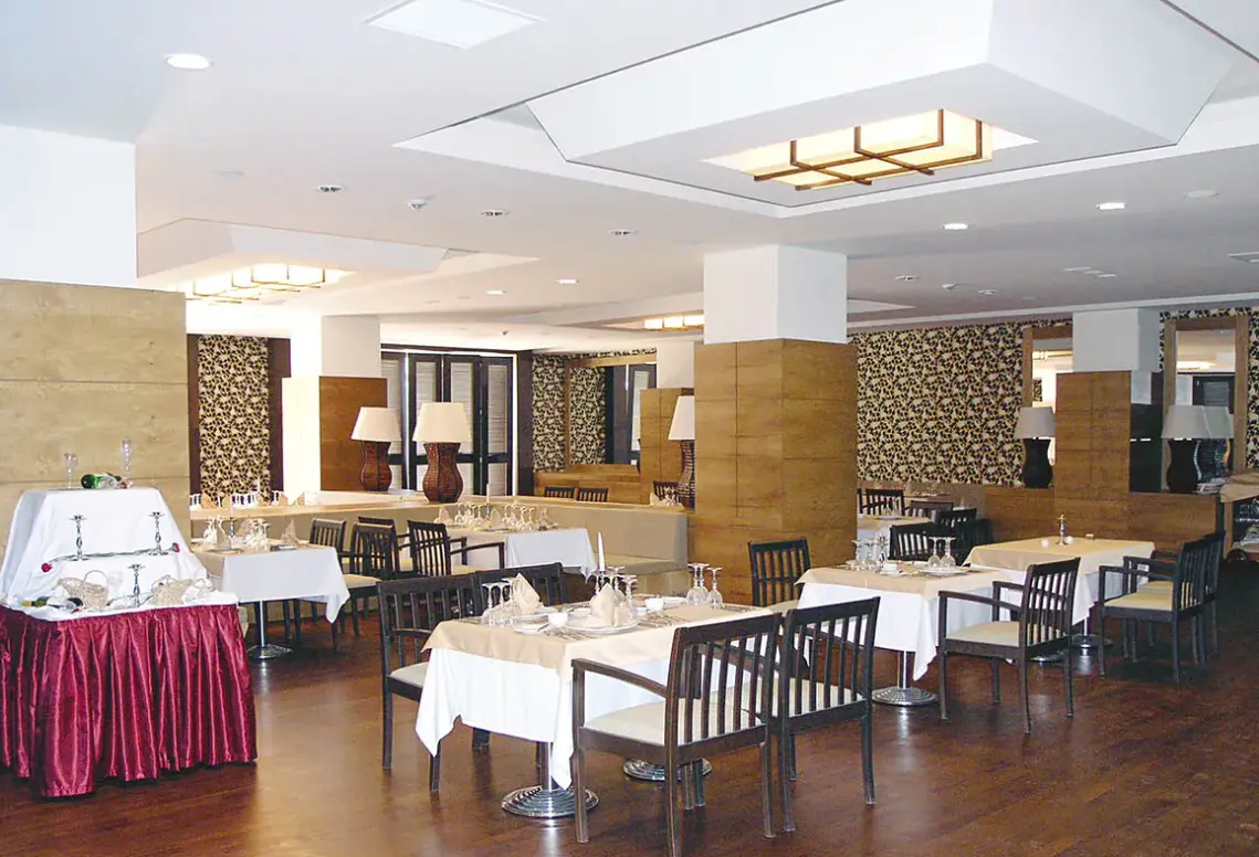 Restauracja i jedzenie w hotelu Meder Resort