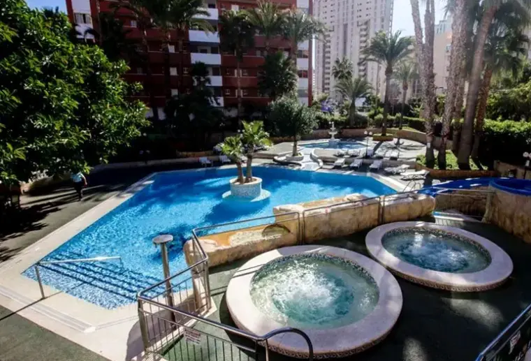 Basen w hotelu Medsur Alone (Benidorm)