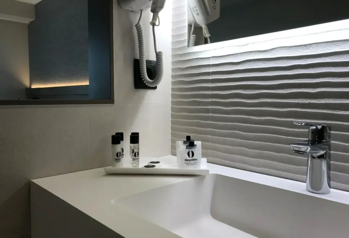Łazienka w pokoju hotelu Metropol (Lloret de Mar)