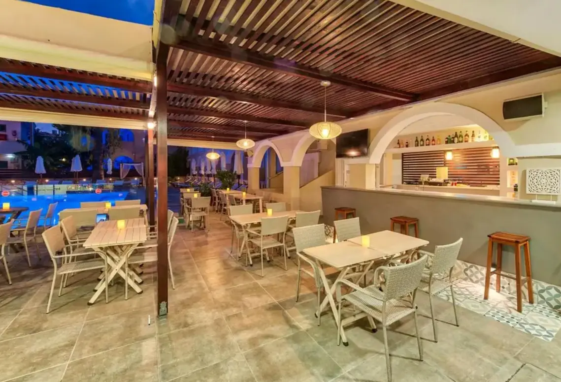 Restauracja i jedzenie w hotelu Natalie (Laganas)