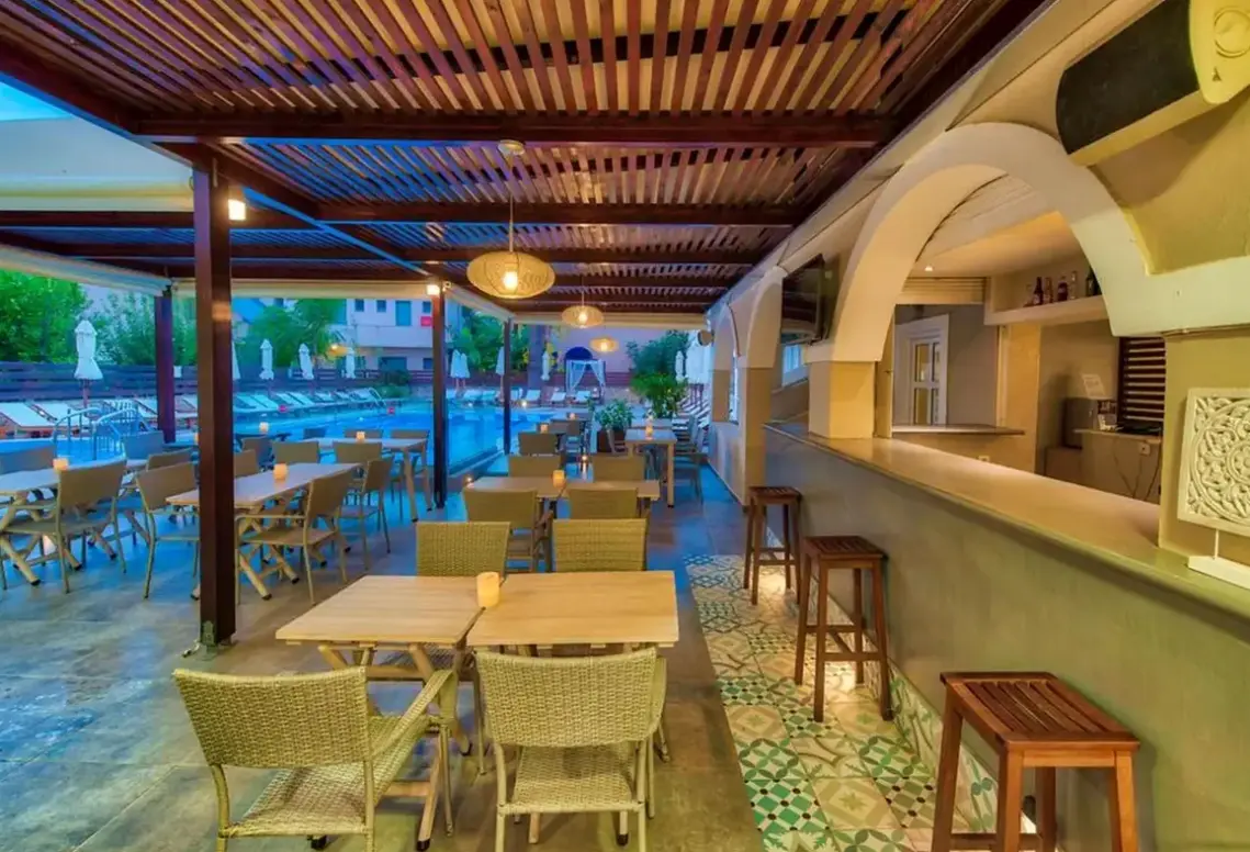 Basen w hotelu Natalie (Laganas)