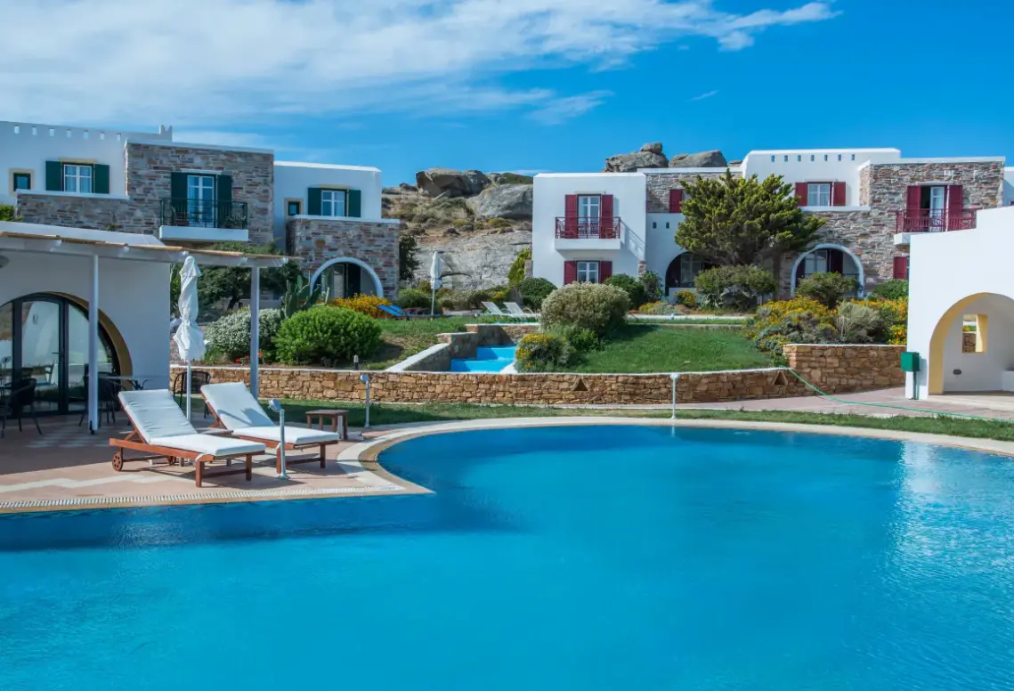 Basen w hotelu Naxos Palace