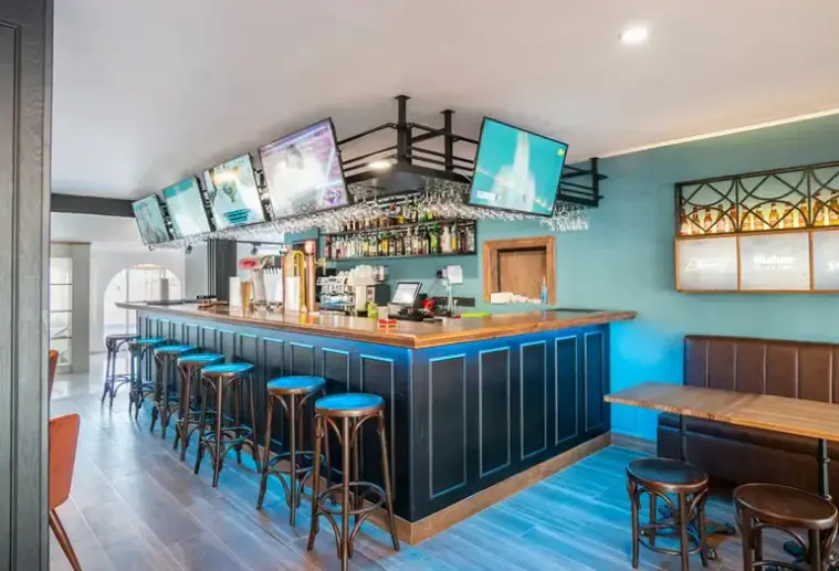 Restauracja i jedzenie w hotelu Nerja Club