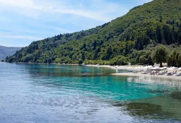 Plaża przy hotelu Nido by Mar-Bella Collection (Agios Ioannis Peristeron)